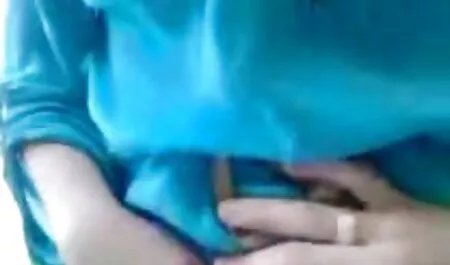نوارهای استریپس از dildo او را پر می کند و او را در پوزهای مختلف دانلود فیلمهای سکسی سوپر پر می کند