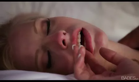 یک خانم بالغ تسلیم یک مرد جوان و دانلود فیلم سوپر خارجی اچ دی یک مرد دوست داشتنی است