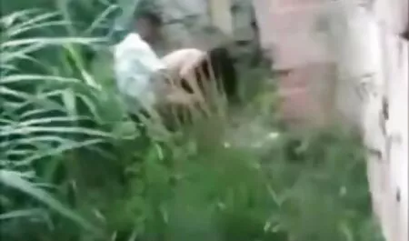 كودكی كه در ماسك سیاه است فیلم سوپر دانلود رایگان ، لذت دهان را به معشوق می بخشد