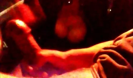 یک زن جوان داغ ، یک مرد هیجان زده را از فیلم سوپرخارجی دانلود رابطه جنسی گرم خشنود می کند