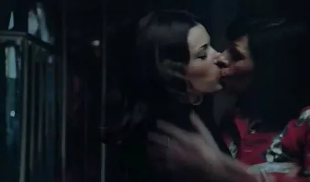 همسر خروس شوهر را در خانه روی مبل می دانلود فیلم سوپر پرده زنی خورد