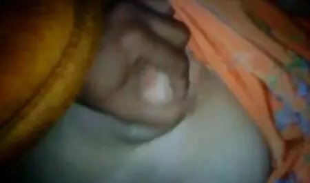 بوسه دانلود سوپرکس با مشاعره کوچک یک خروس بزرگ را می خورد